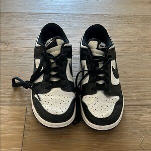 Like NEW Nike Classic Black and White Low-Tops